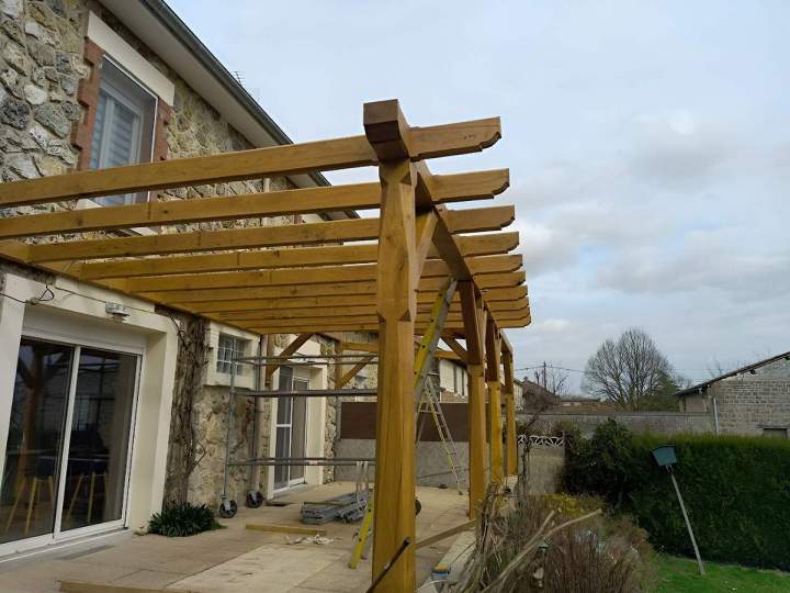 Pose de charpente traditionnelle en bois Reims